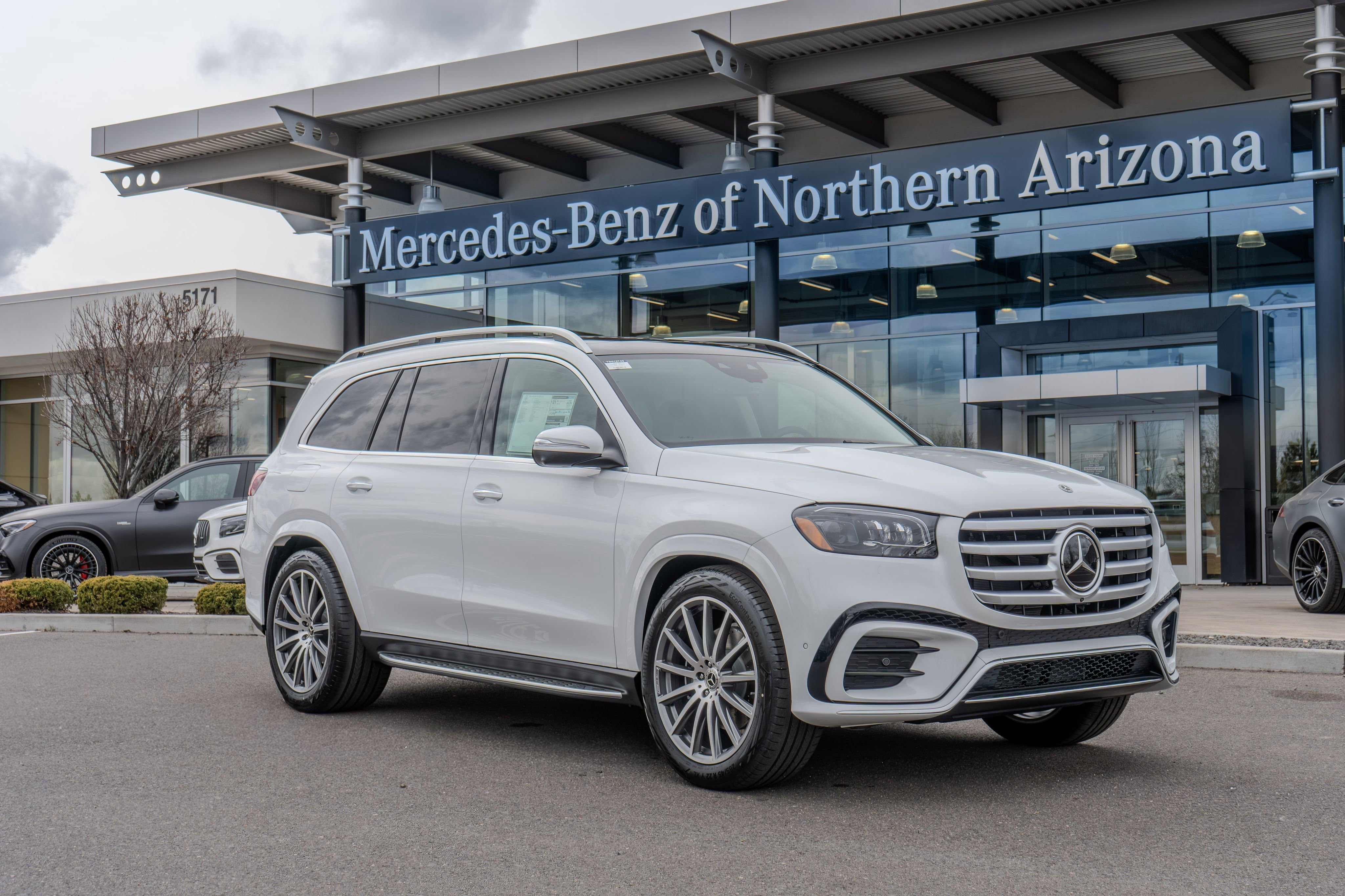New 2026 MANUFAKTUR Moonlight White Metallic Mercedes-Benz GLS 450 image 37