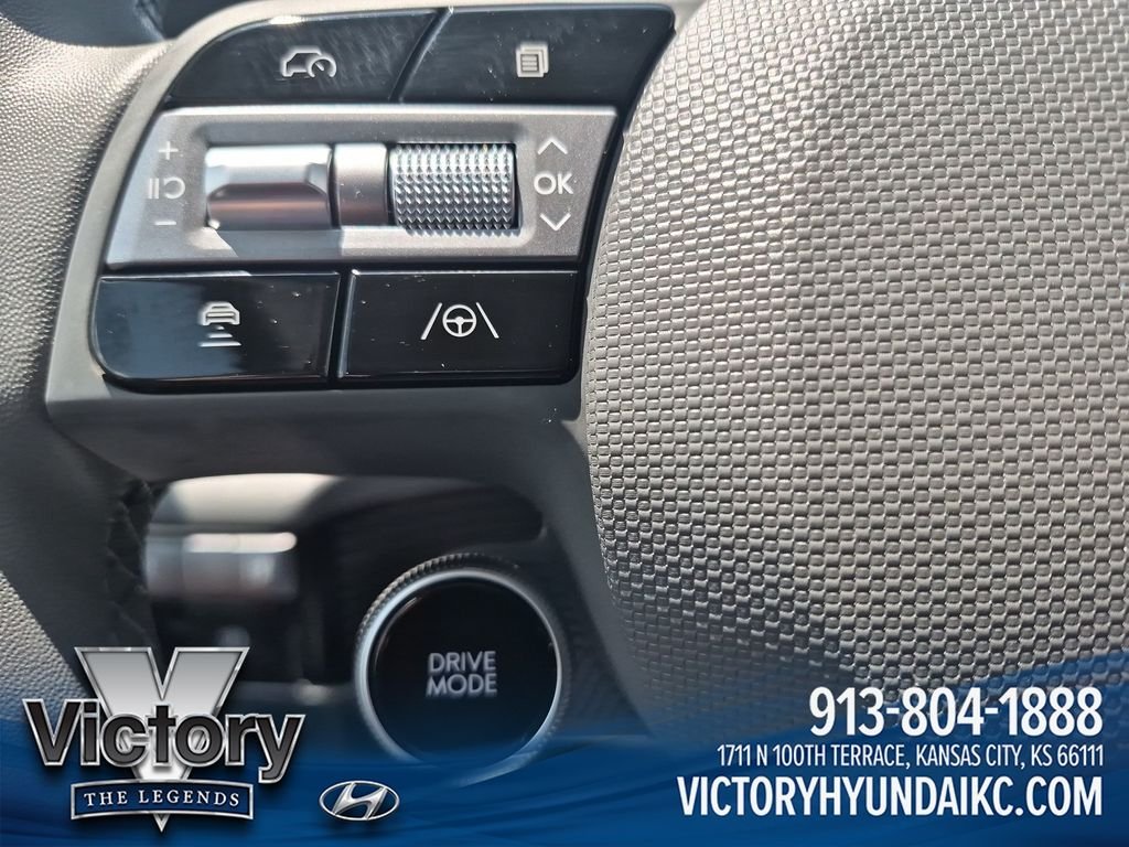 Used 2025 Green Hyundai SE image 30