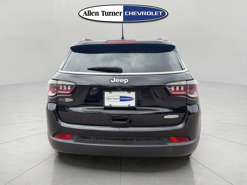 Used 2022 Black Jeep Latitude image 5