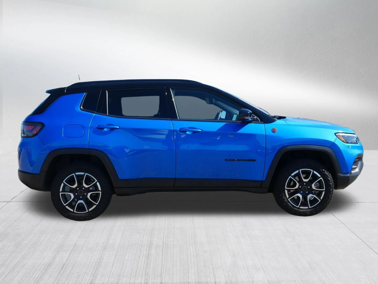 Used 2025 Hydro Blue Pearlcoat Jeep Trailhawk image 8