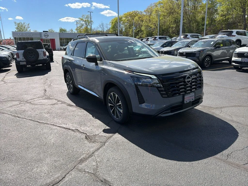 New 2026 Boulder Gray Pearl / Super Black Two-tone Nissan Platinum image 7