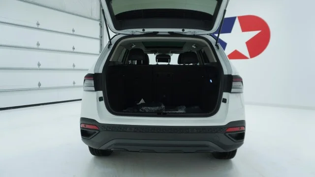 New 2026 Pure White w/Deep Black Roof Volkswagen SE Black image 7