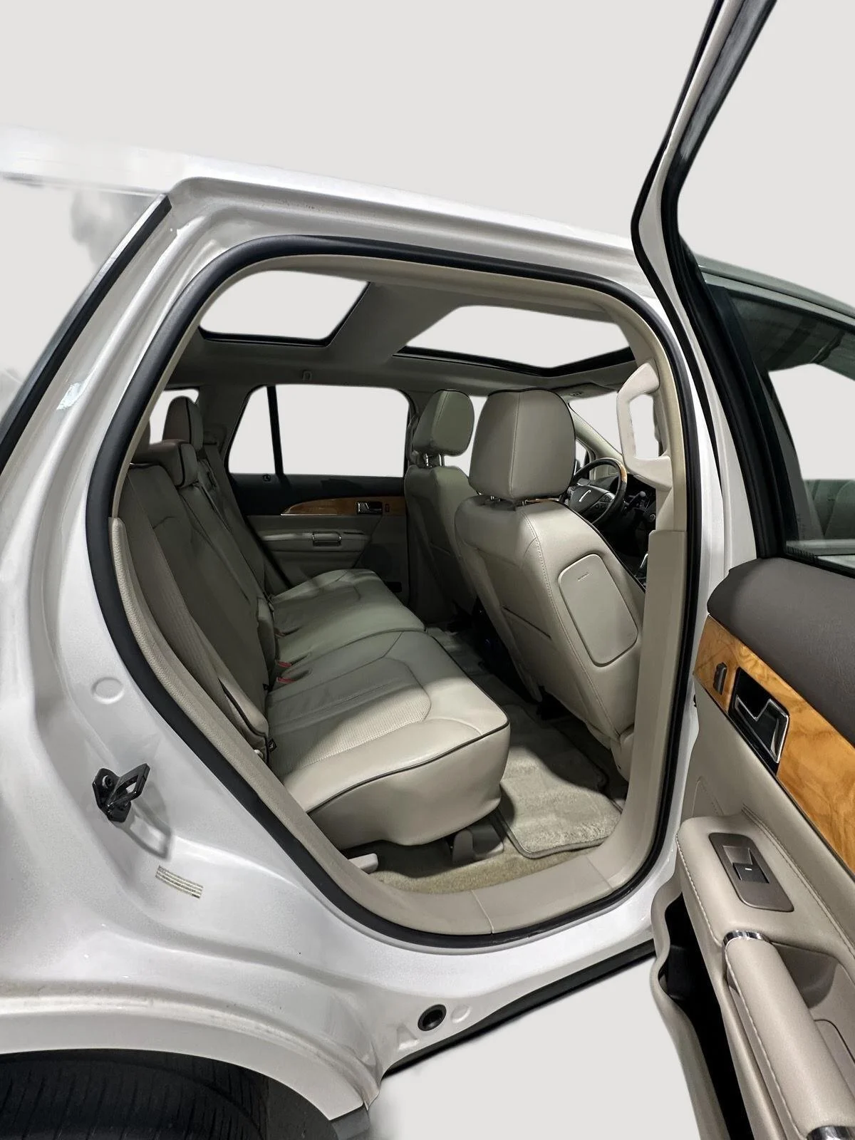 Used 2015 White Lincoln AWD image 20