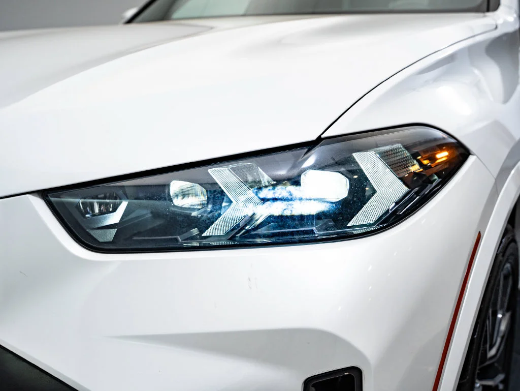 Used 2025 Mineral White Metallic BMW xDrive40i image 15