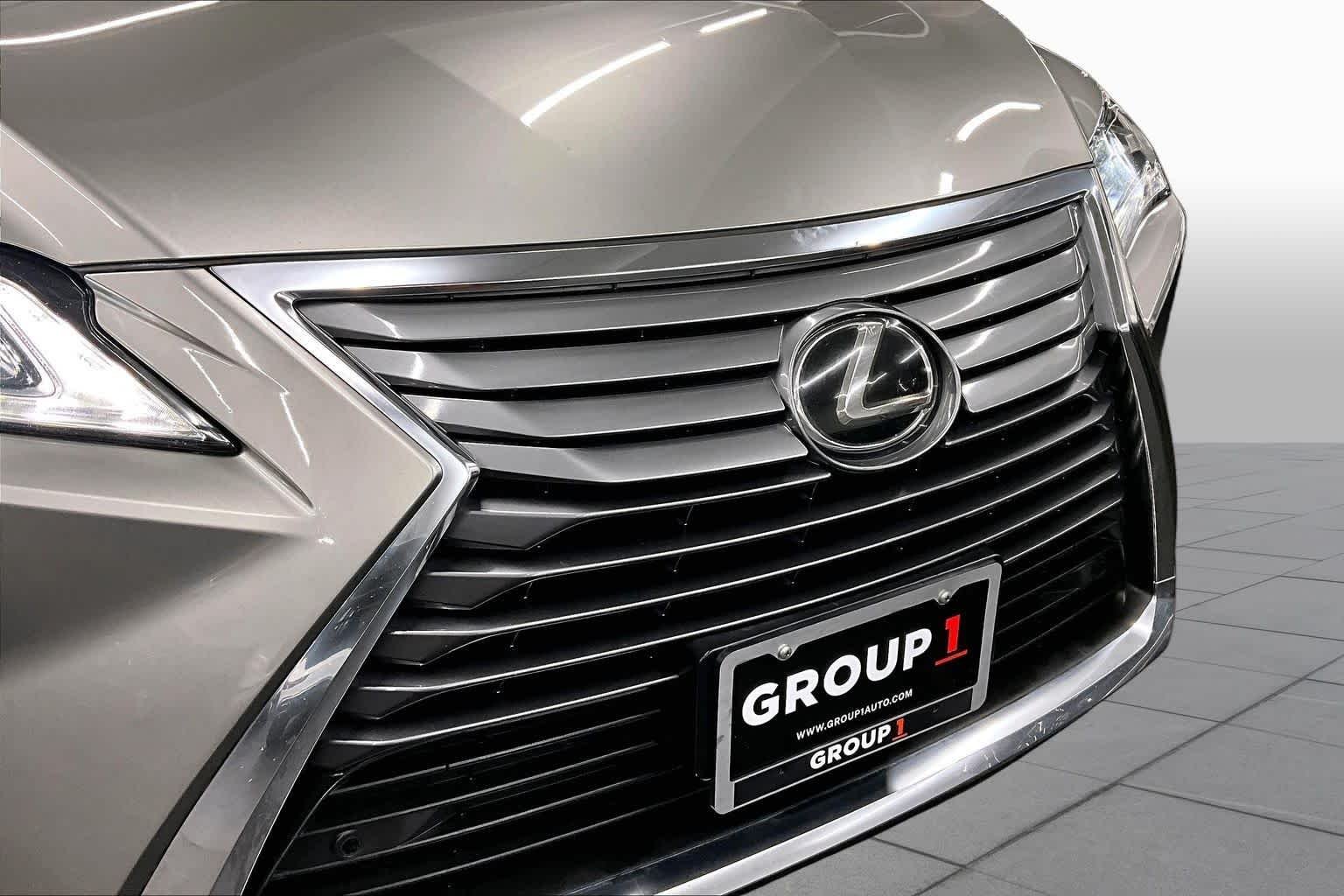 Used 2018 Atomic Silver Lexus  image 28