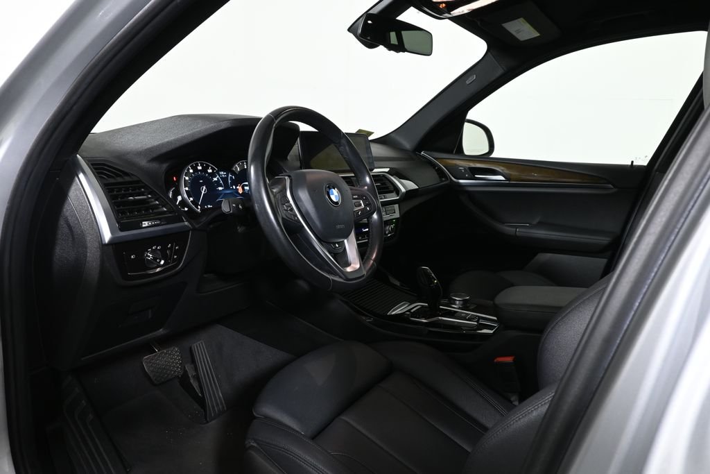 Used 2018 Silver BMW xDrive30i image 4