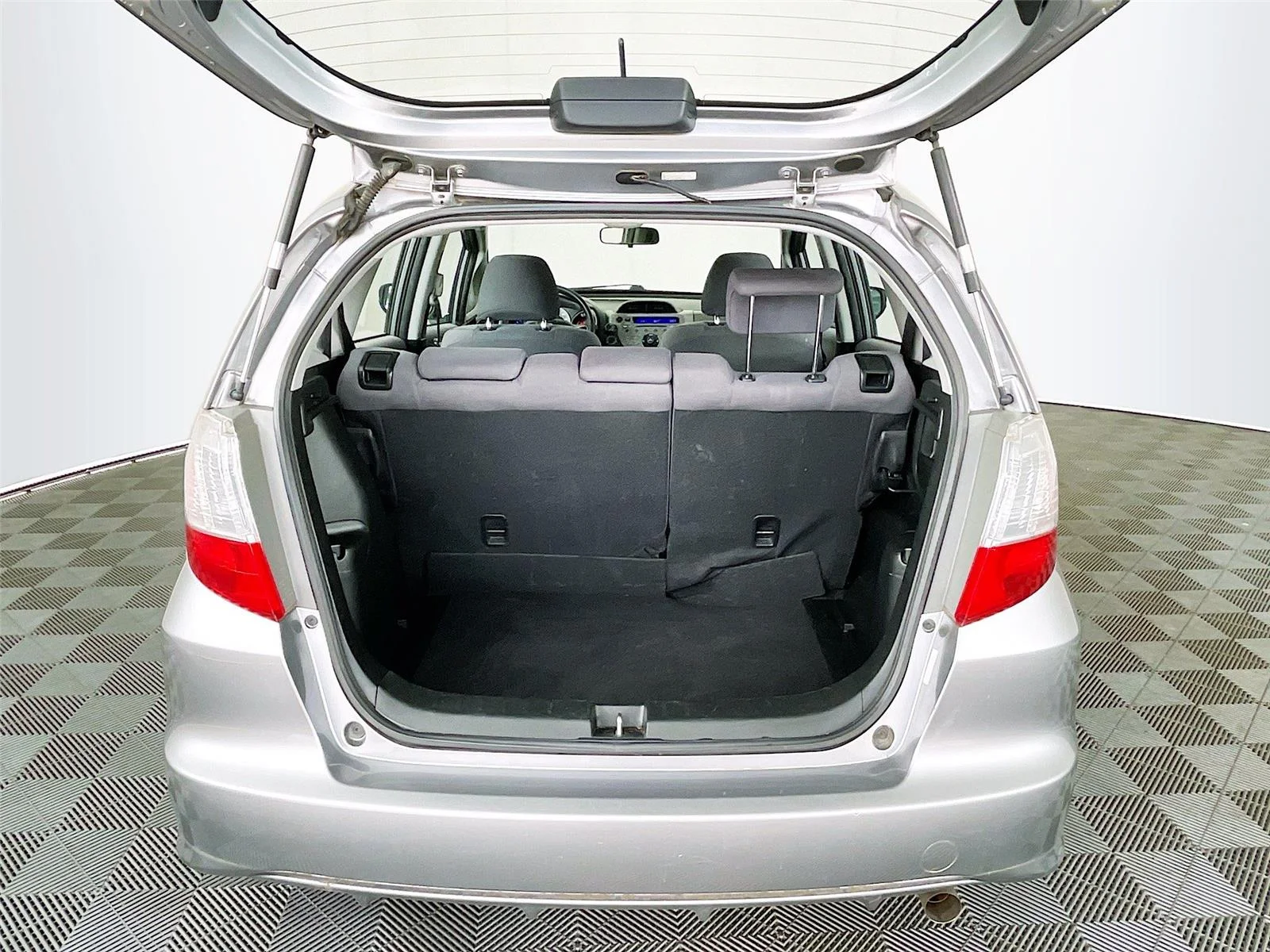 Used 2009 Storm Silver Metallic Honda BASE image 26