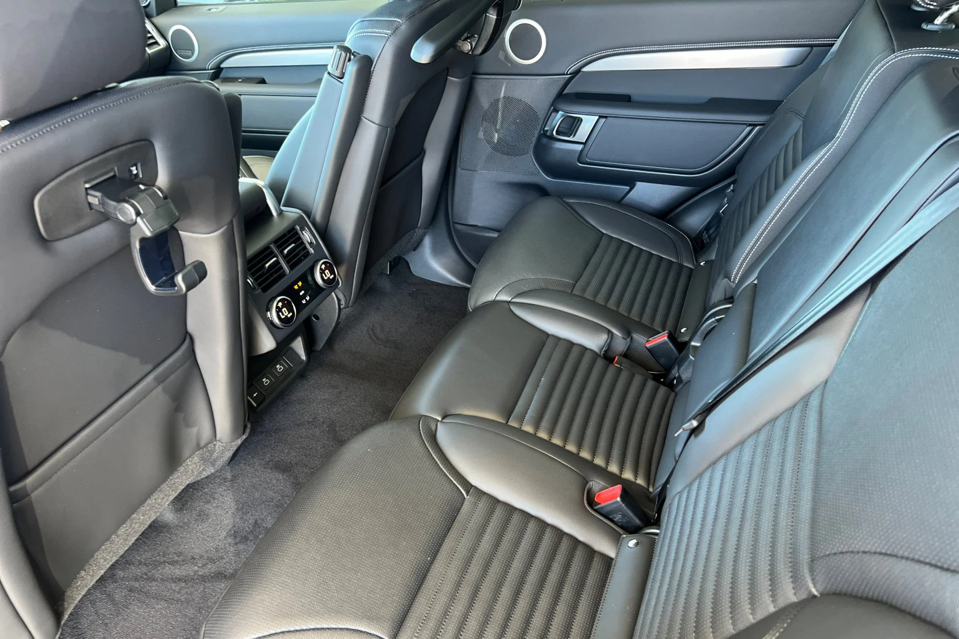New 2026 Santorini Black Land Rover Dynamic SE image 4