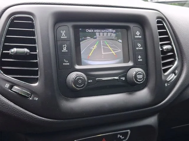 Used 2018 Silver Jeep Latitude image 18