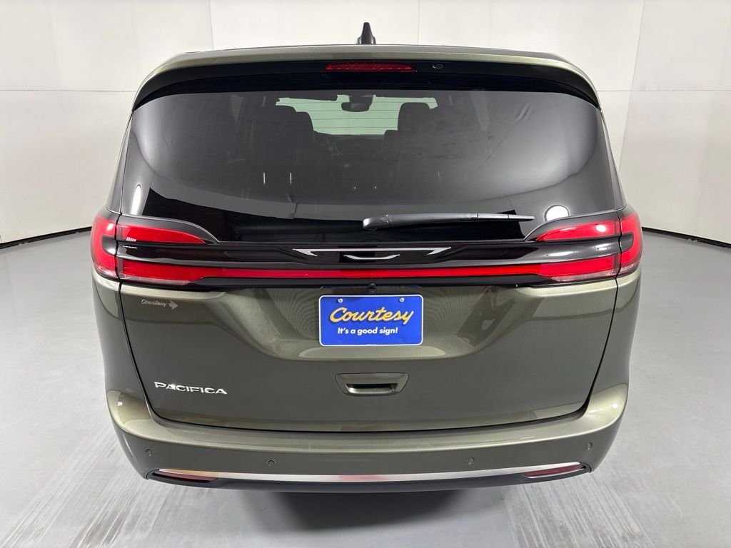 New 2027 Olive Green Pearl-Coat Exterior Paint Chrysler Select image 7