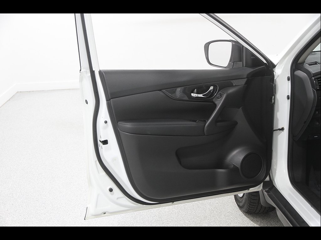 Used 2018 Glacier White Nissan S image 4