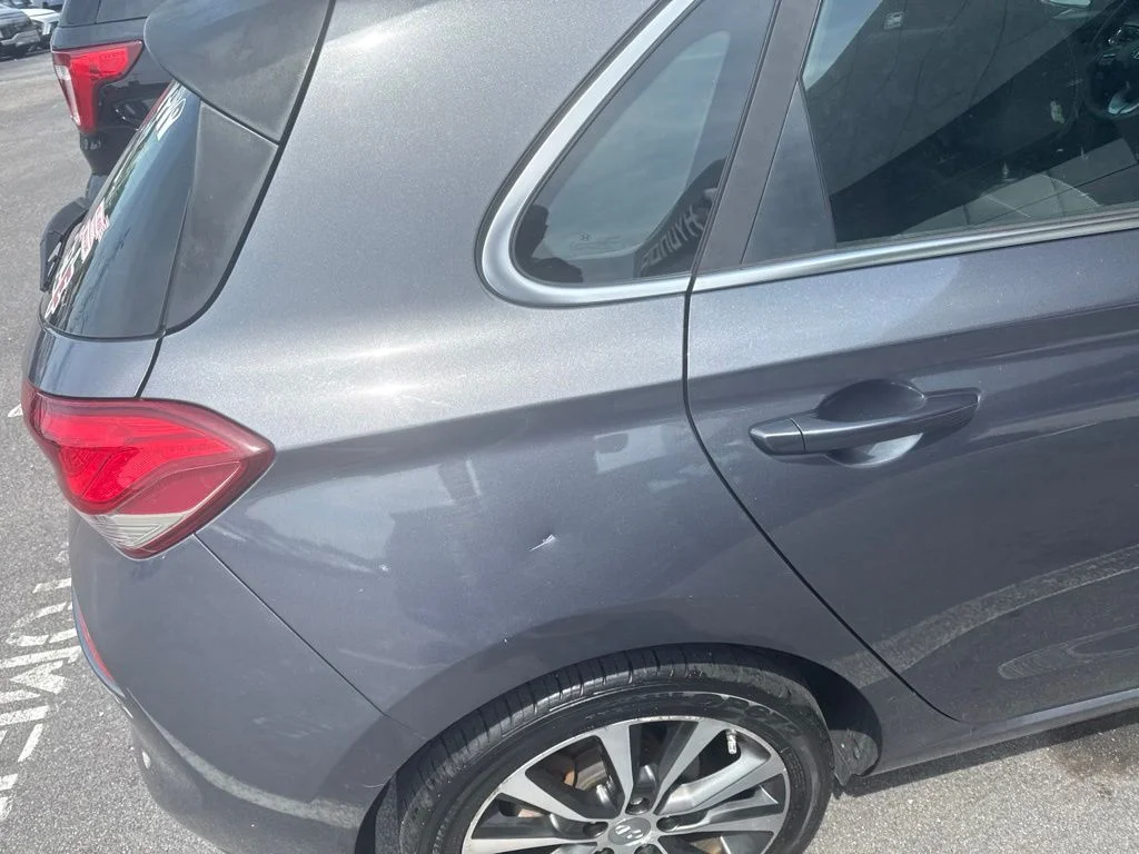 Used 2018 White Hyundai Base image 12