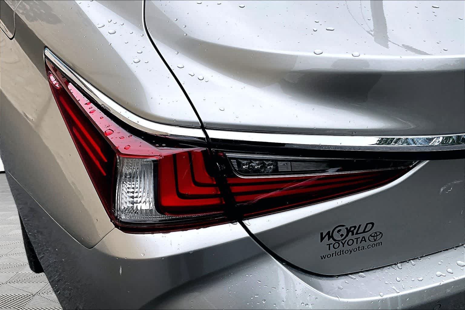 Used 2020 Atomic Silver Lexus  image 29