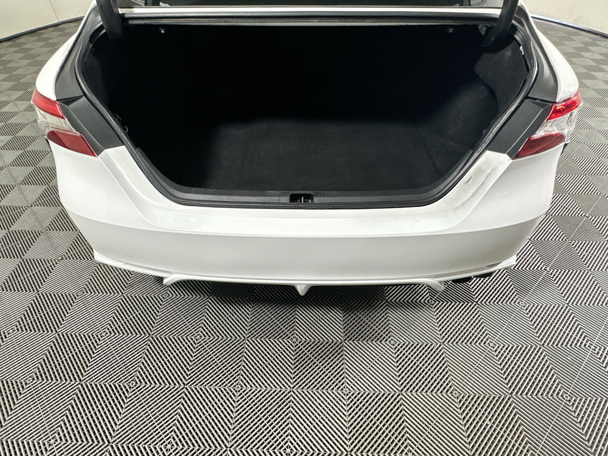 Used 2018 Super White Toyota SE image 30