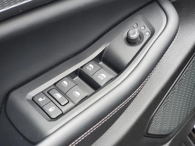 Used 2023 Diamond Black Crystal Pearlcoat Jeep Laredo X image 21