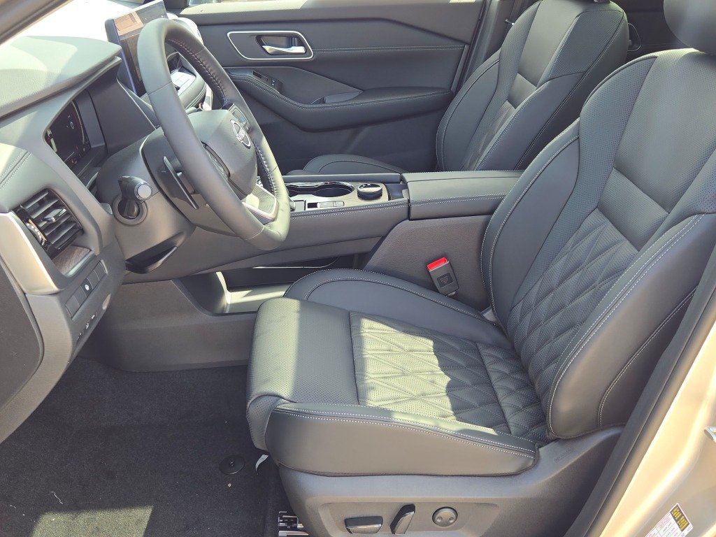 New 2026 Champagne Silver Metallic / Super Black Two-tone Nissan Platinum image 24
