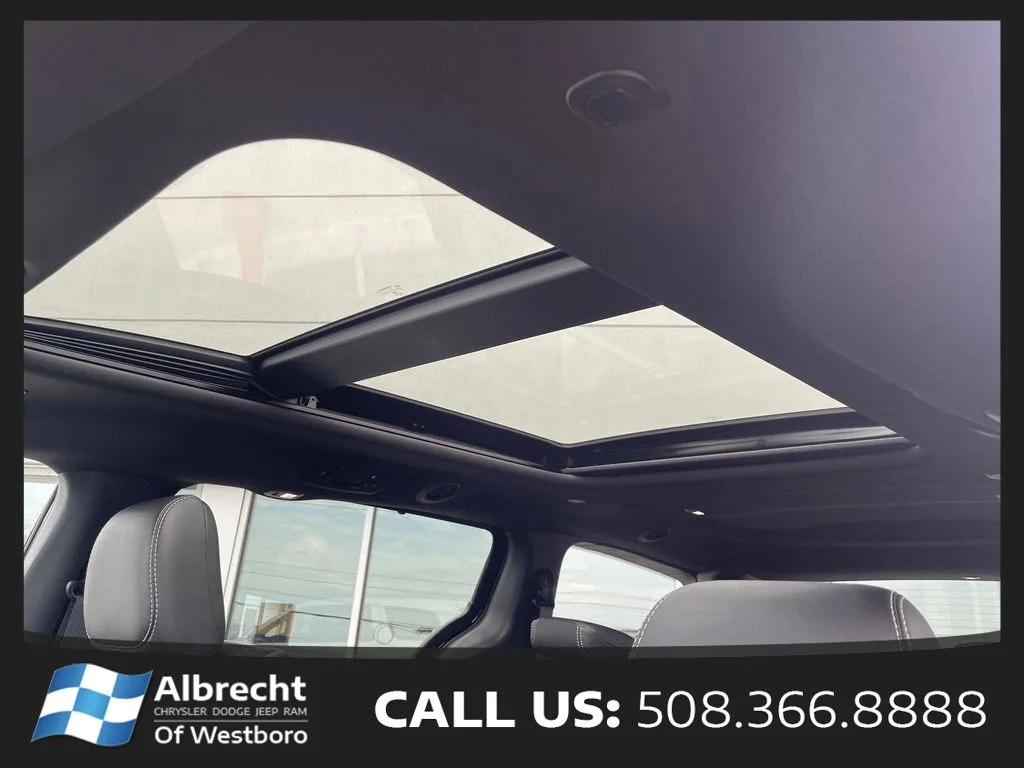 New 2026 Diamond Black Crystal Pearl-Coat Exterior Paint Chrysler Limited image 25
