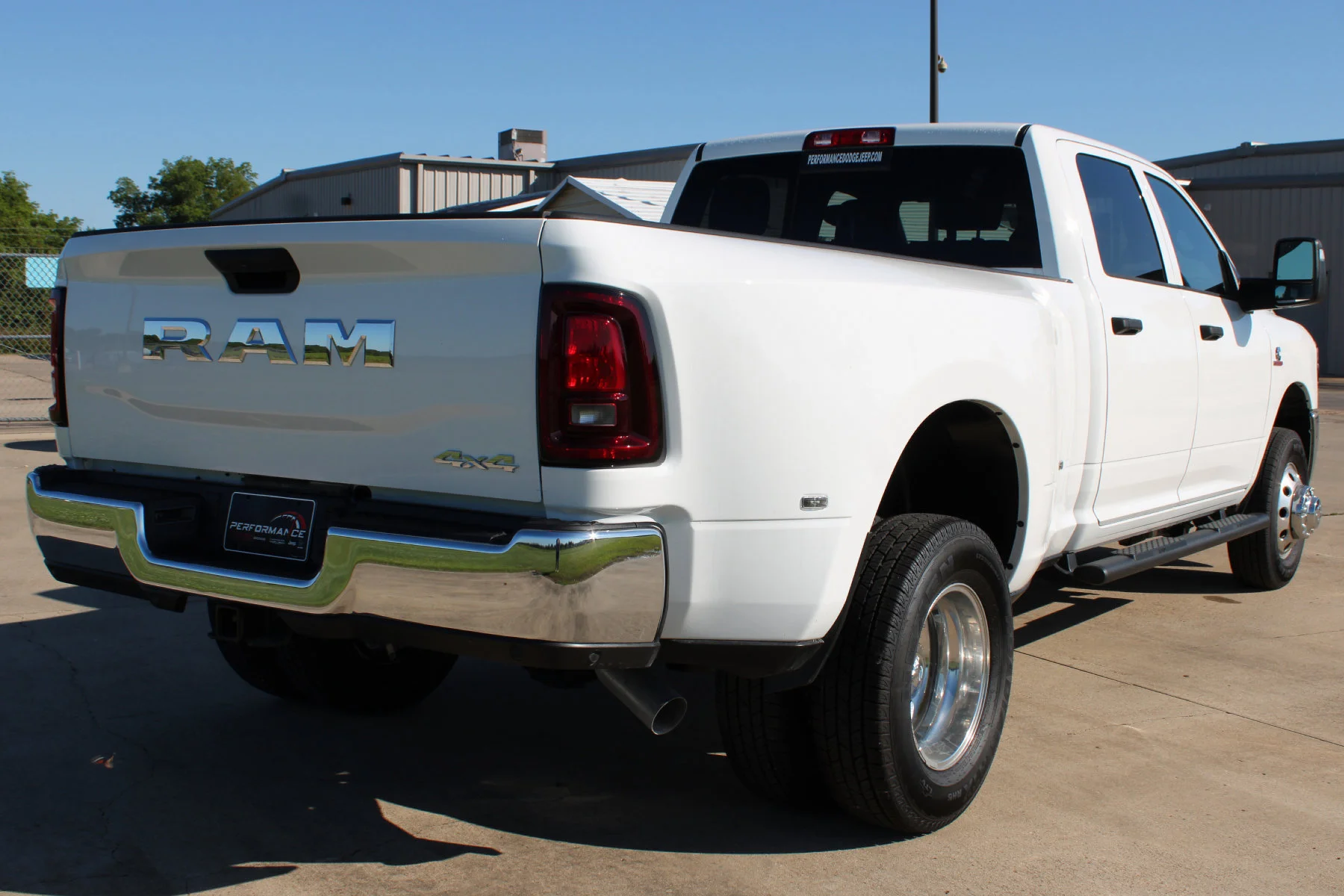 New 2026 Bright White Clear-Coat Exterior Paint RAM TRADESMAN CREW CAB 4X4 LONG BOX image 30