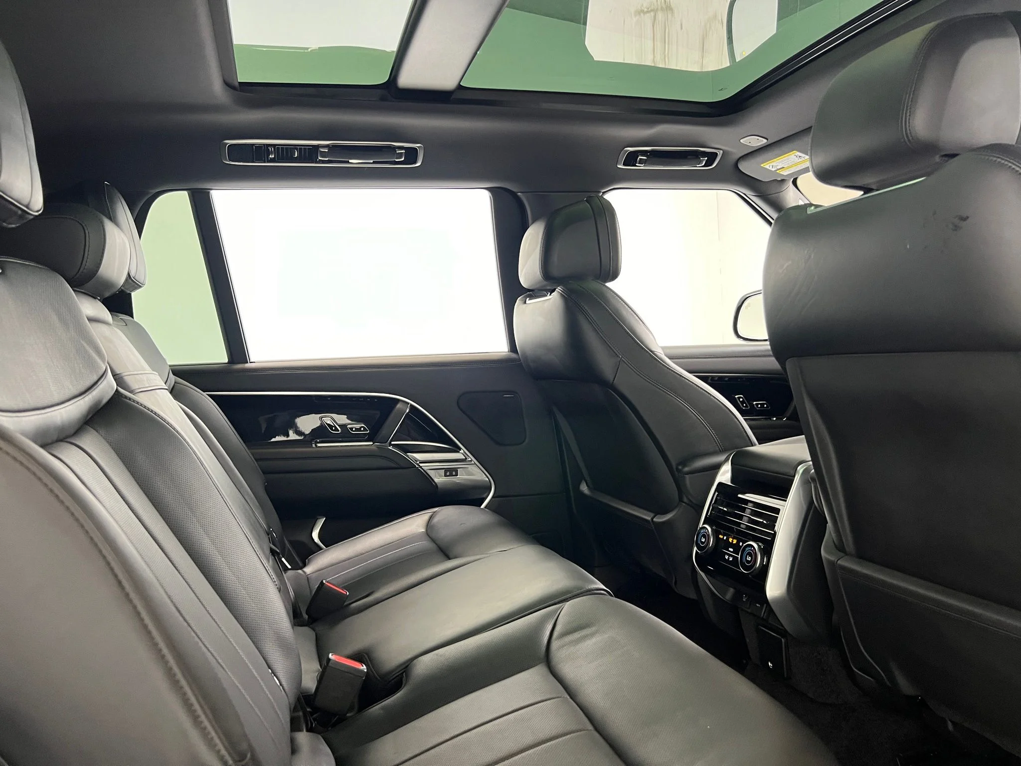 Used 2024 White Land Rover SE image 13