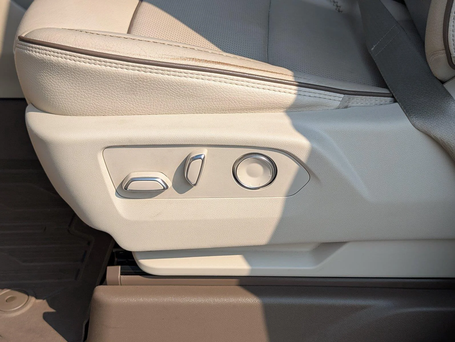 Used 2021 PEARL BEIGE METALLIC GMC Denali image 19