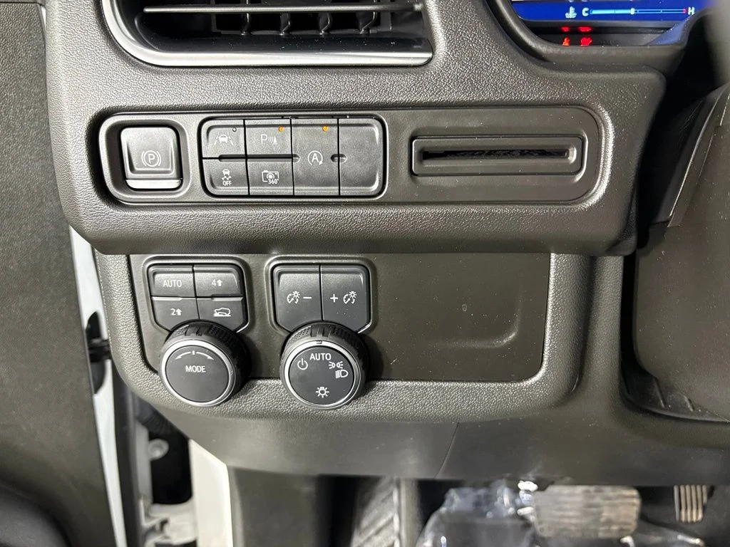 Used 2024 White Chevrolet RST image 31