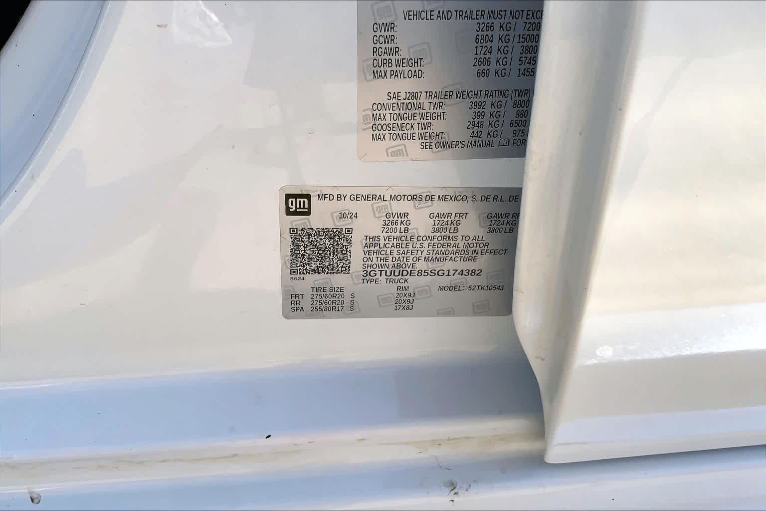 Used 2025 Summit White GMC SLT image 34