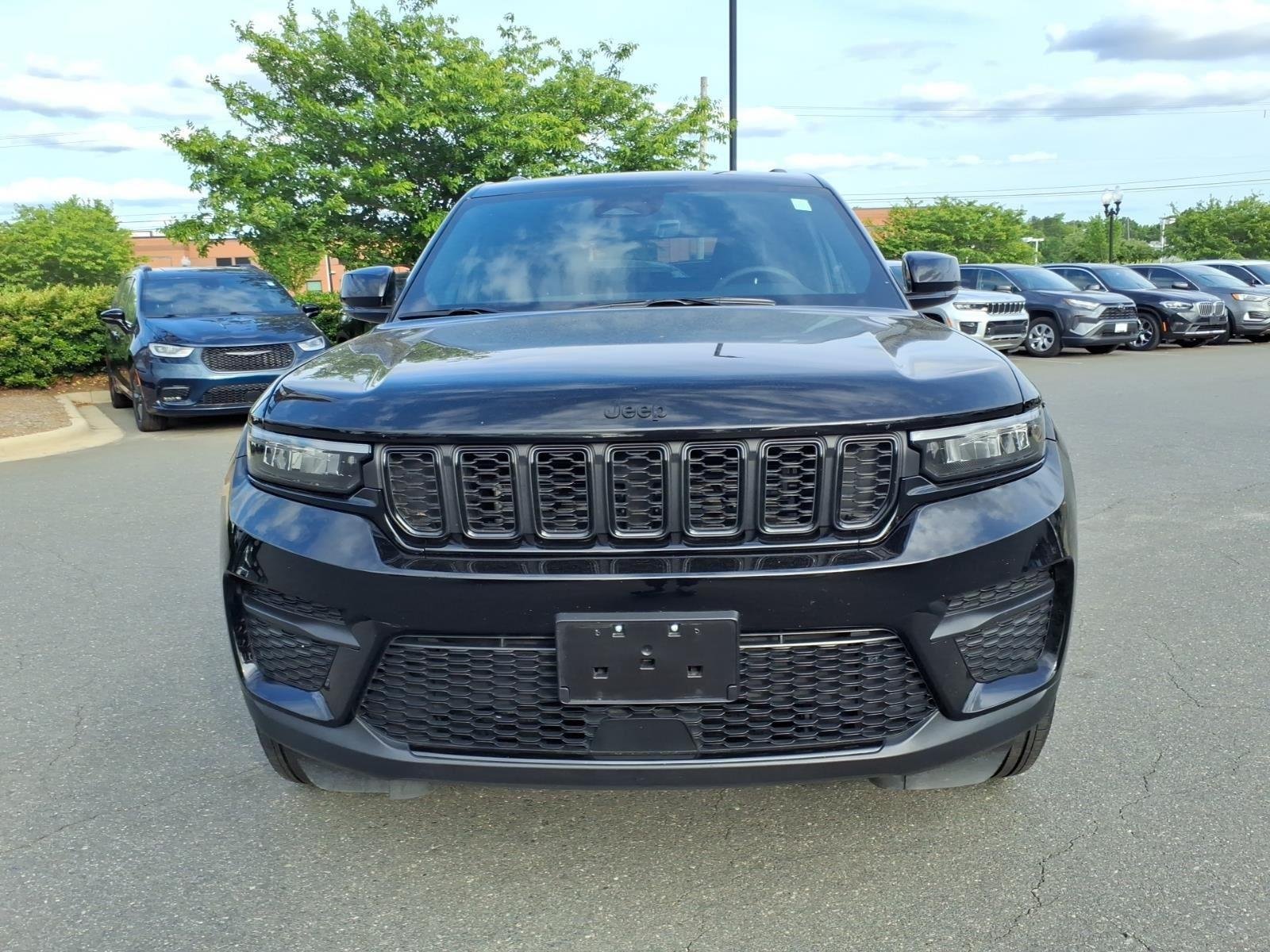 Used 2025 Diamond Black Crystal Pearlcoat Jeep Altitude image 12