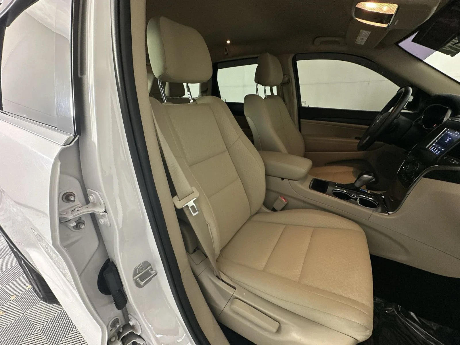 Used 2021 White Jeep Laredo E image 27
