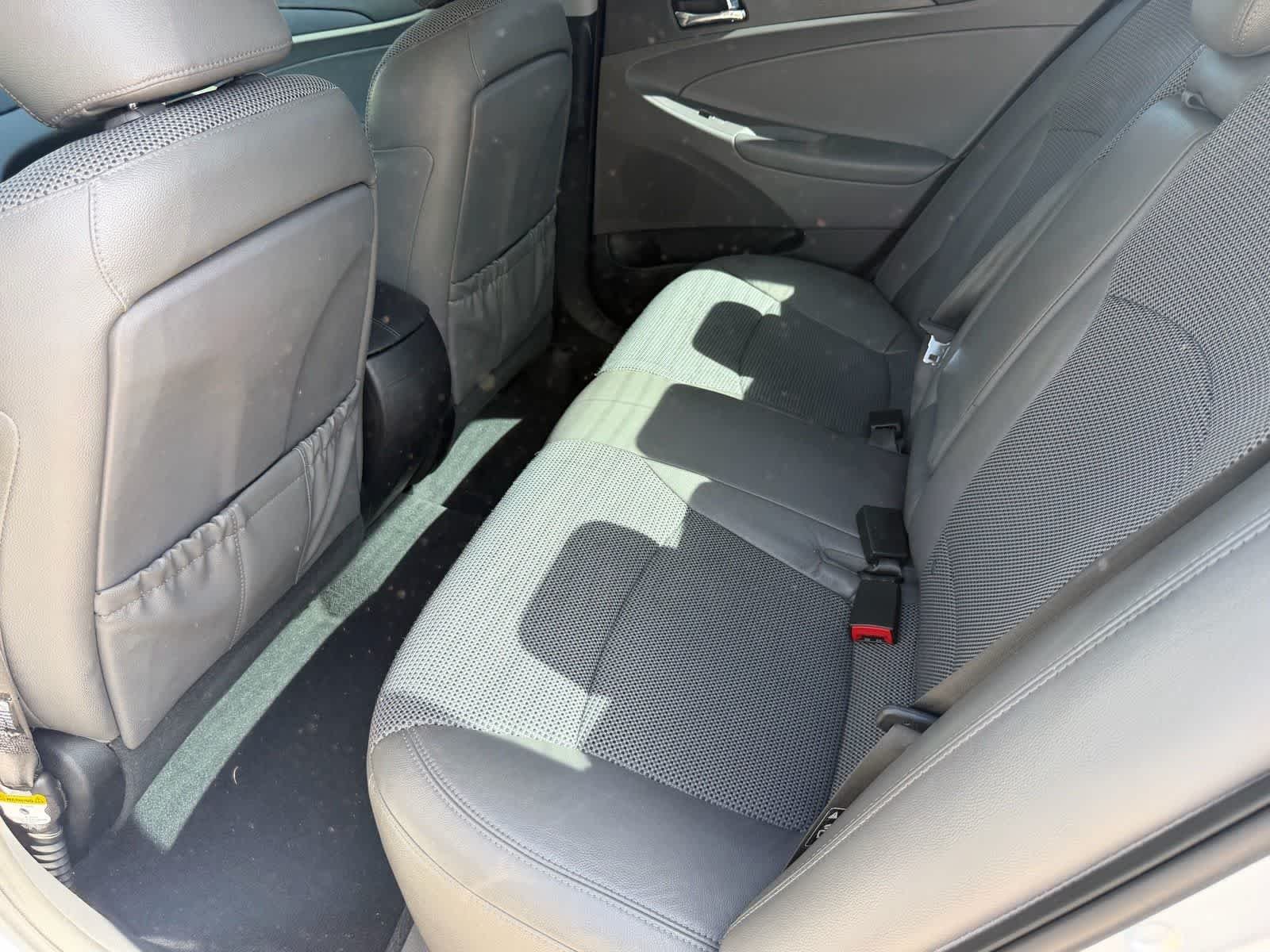 Used 2011 Radiant Silver Metallic Hyundai SE image 16