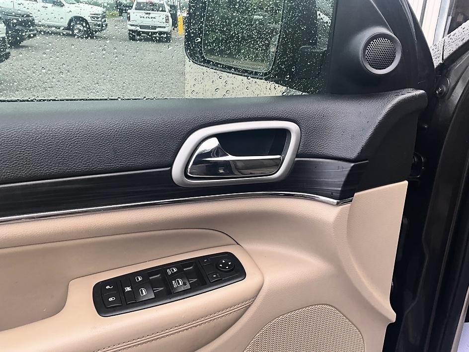 Used 2019 Gray Jeep Limited image 12