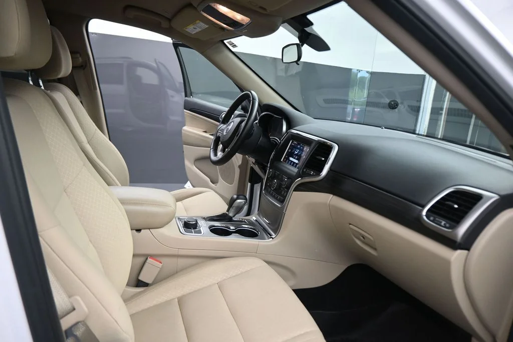 Used 2019 White Jeep Laredo E image 45