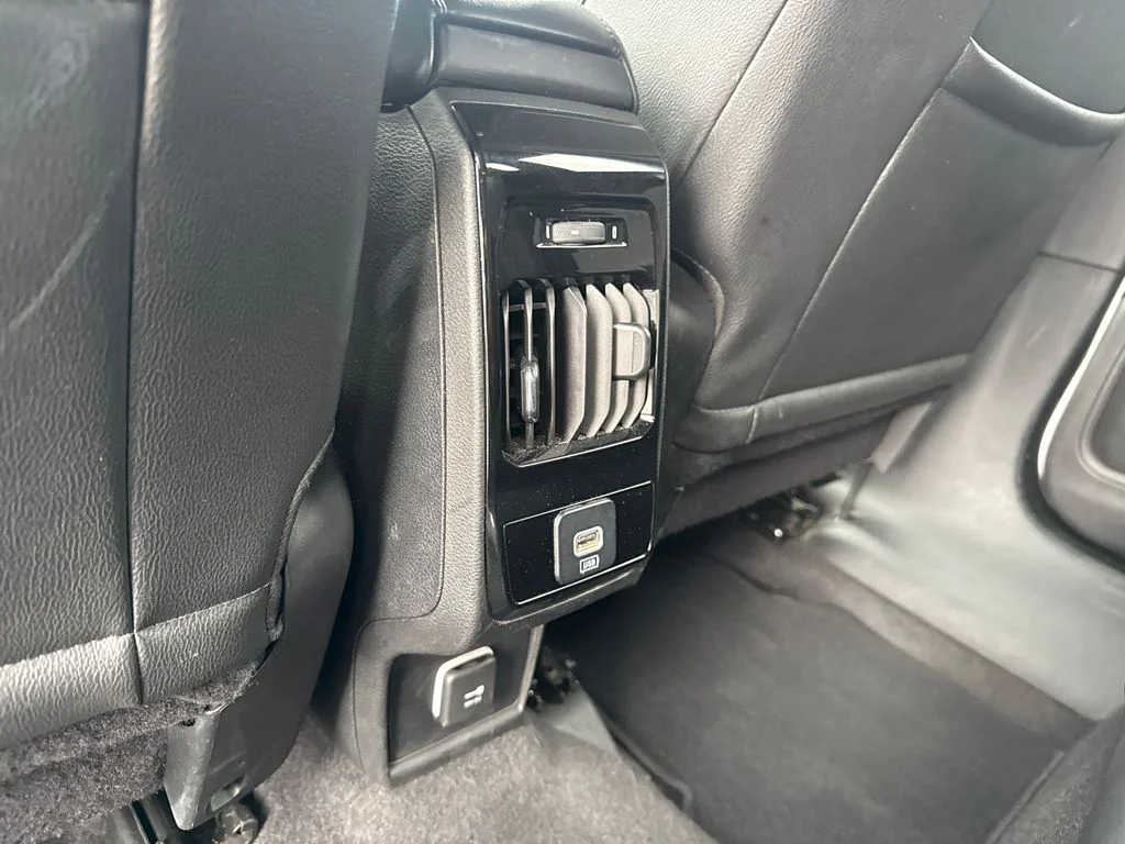 Used 2024 White/off-white Jeep Latitude image 22