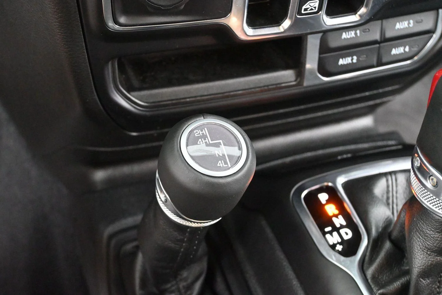 Used 2023 White Jeep Sahara Altitude image 25
