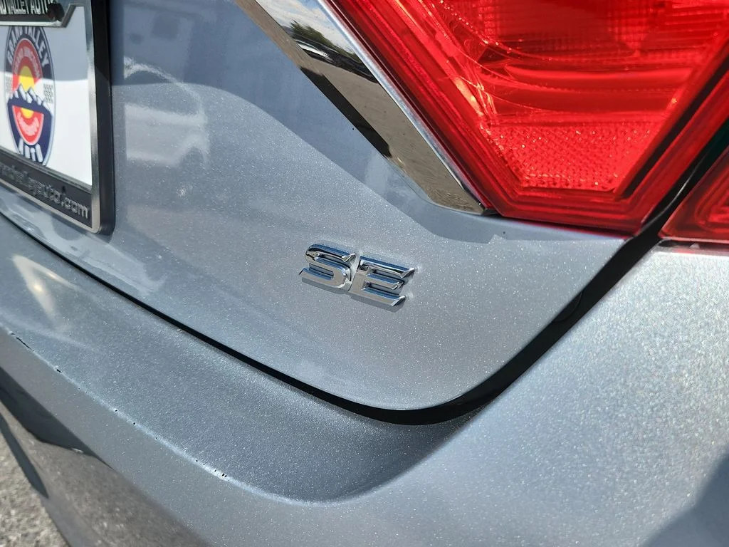 Used 2016 Silver Toyota SE image 11