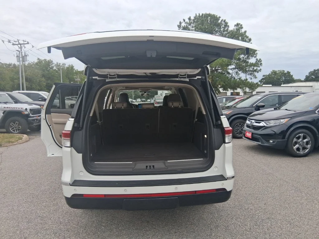 Used 2022 White Lincoln Reserve image 22