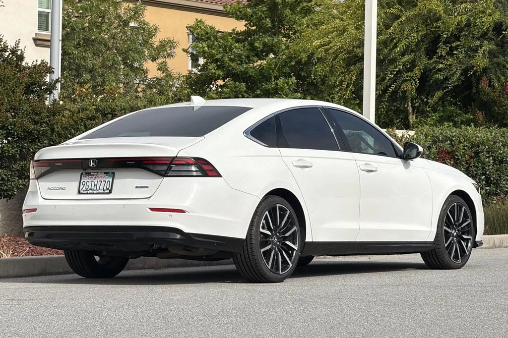 Used 2023 Platinum White Pearl Honda Touring image 5