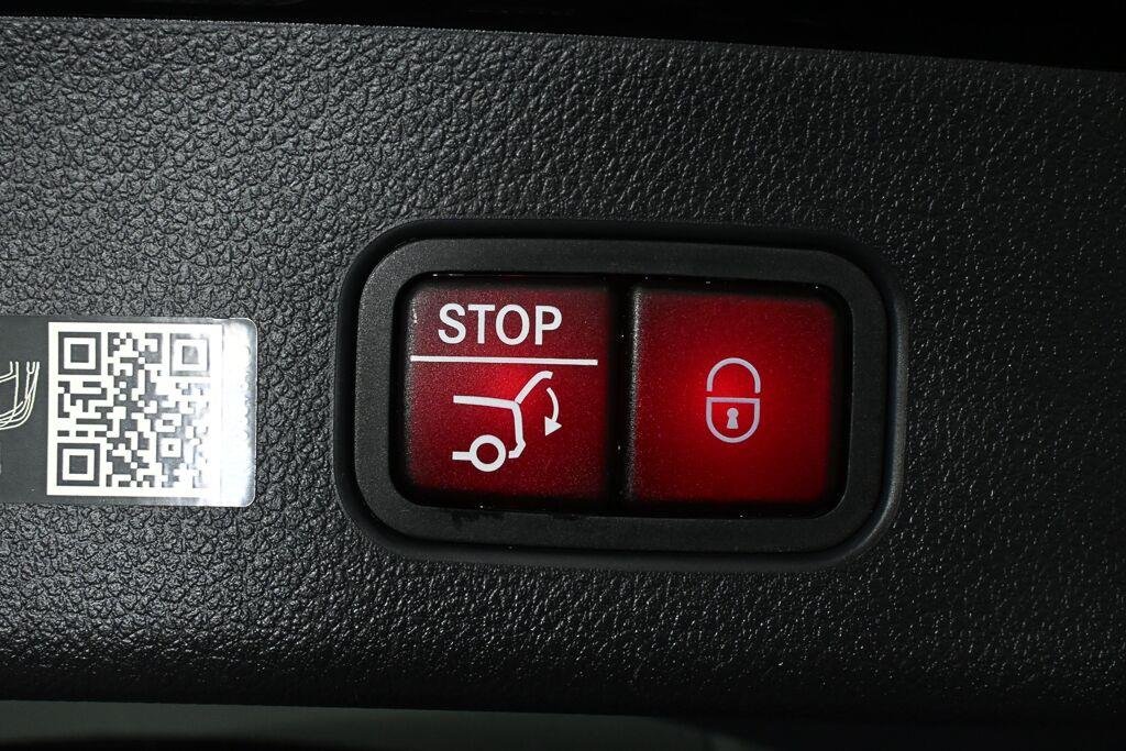 Certified Used 2025 Black Mercedes-Benz GLC 300 image 21