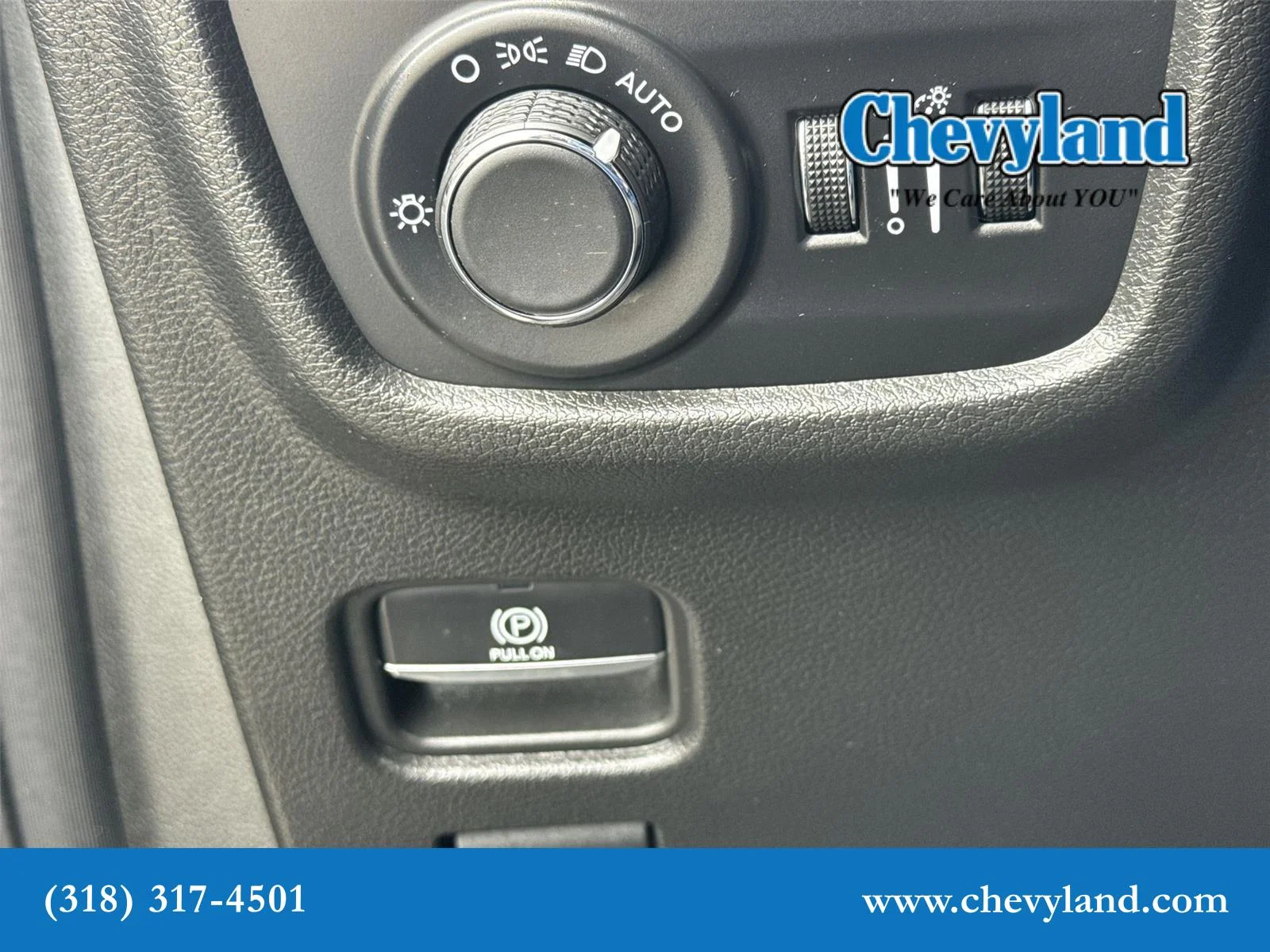 Used 2023 Diamond Black Crystal Pearlcoat Jeep Laredo image 17
