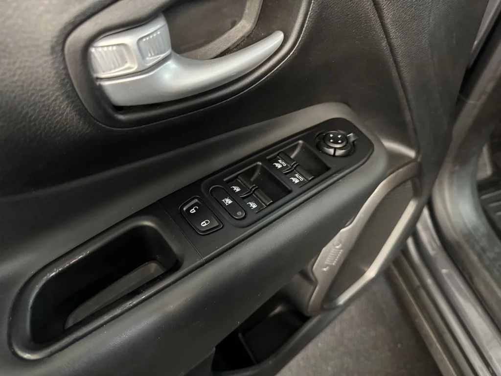 Used 2023 Gray Jeep Latitude image 14