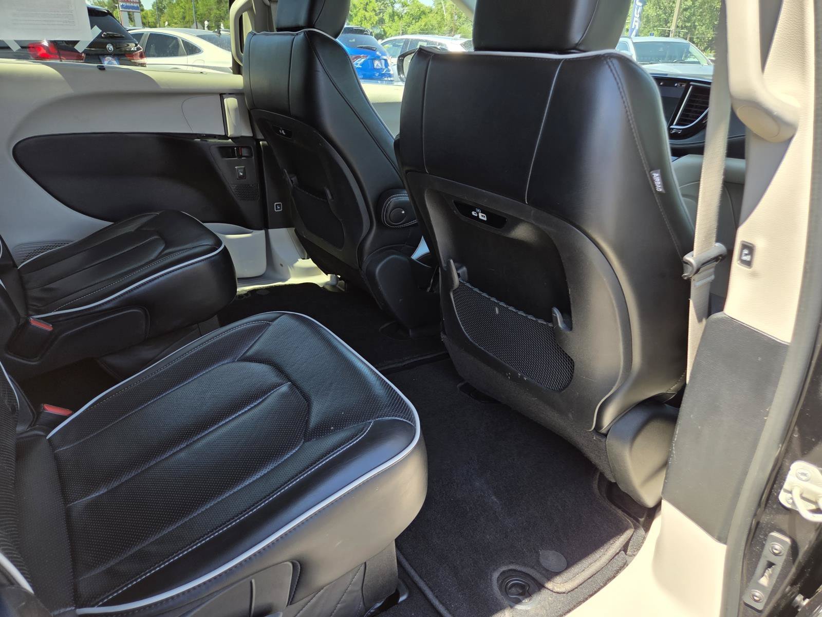 Used 2023 Brilliant Black Crystal Pearlcoat Chrysler Limited image 20