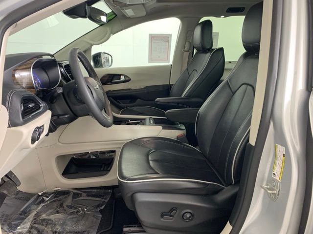 Used 2024 Silver Chrysler Limited image 21