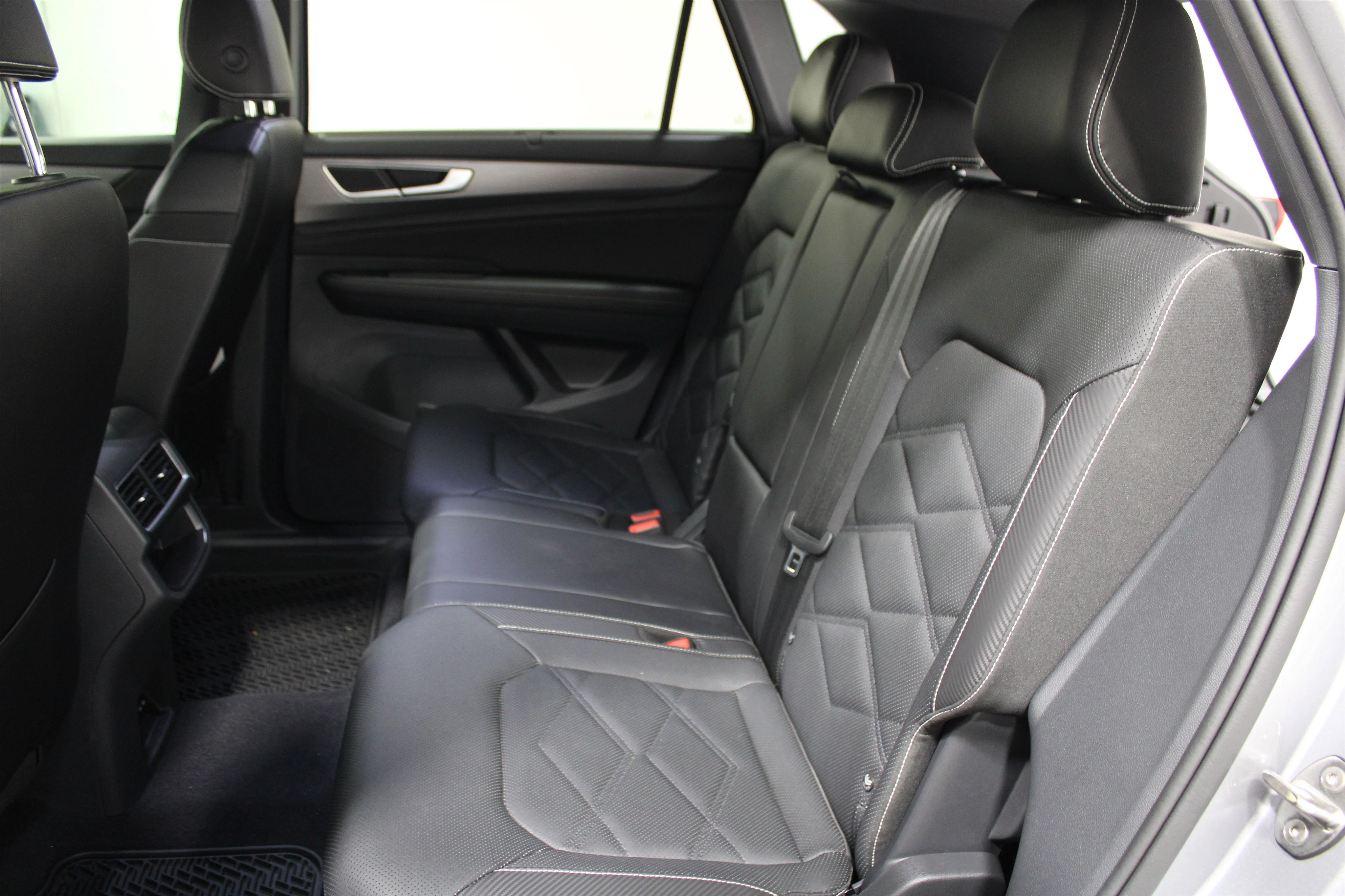 Used 2025 Silver Volkswagen 2.0T SE w/Technology image 19