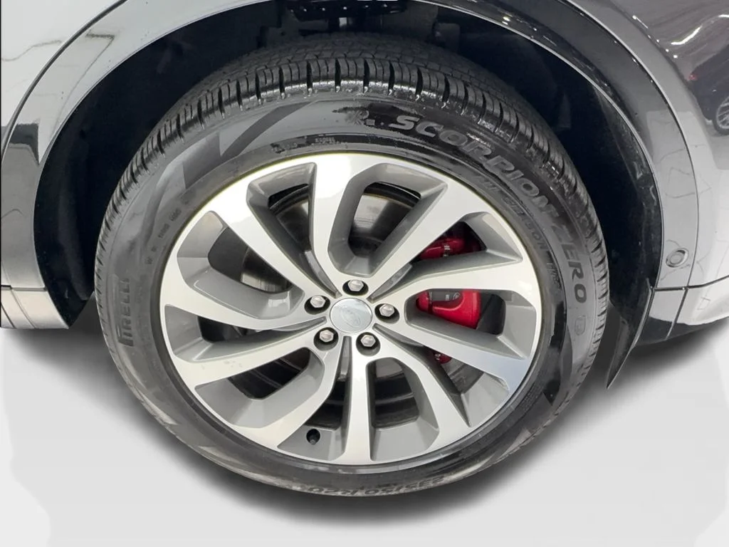 Used 2025 Gray Land Rover SE image 13