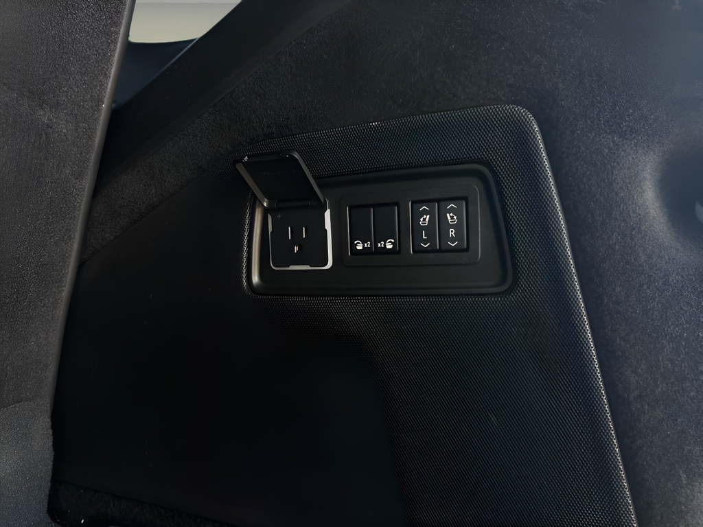 Used 2025 White Cadillac V-Series image 26