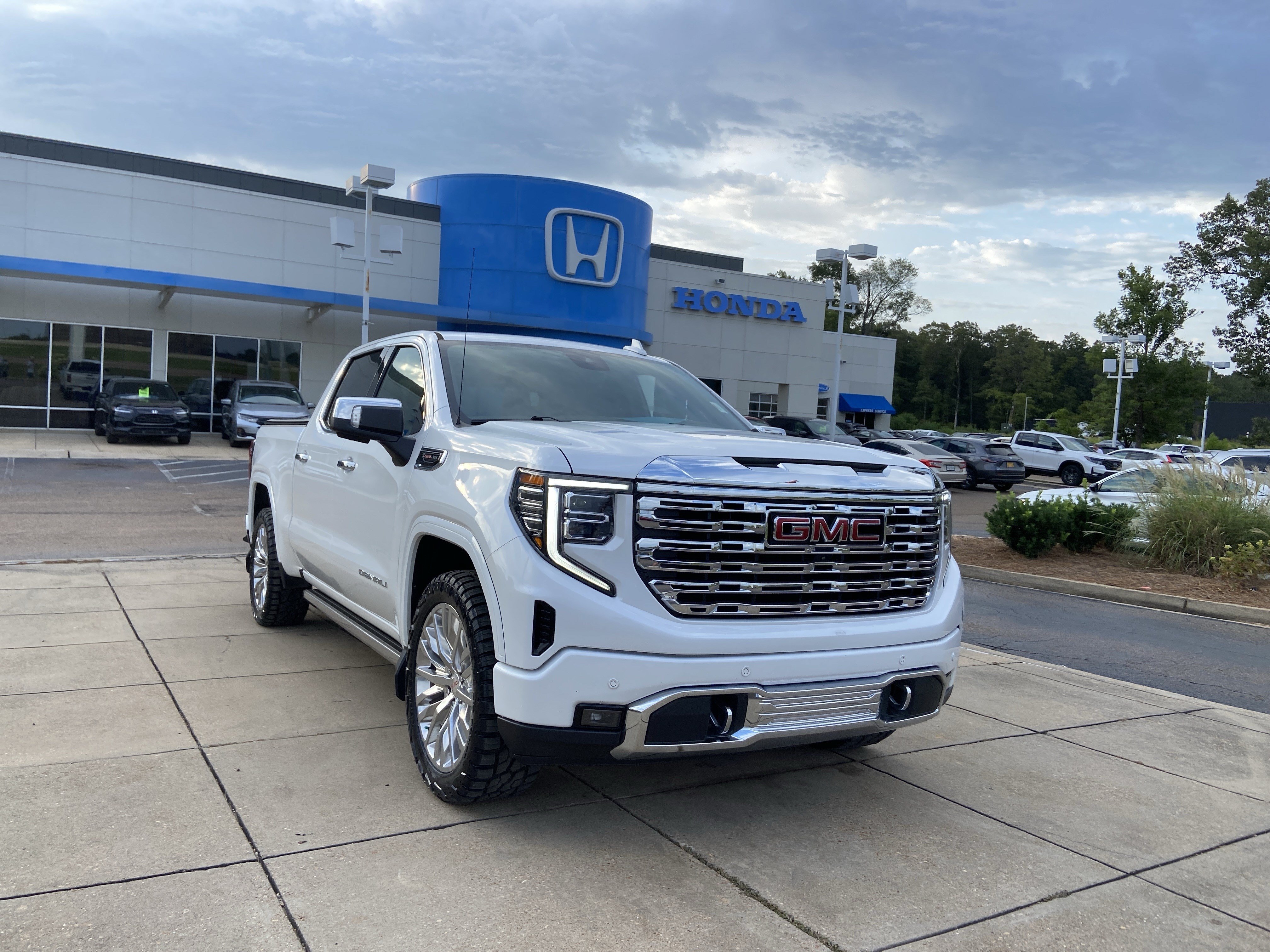 Used 2022 White Frost Tricoat GMC Denali image 2