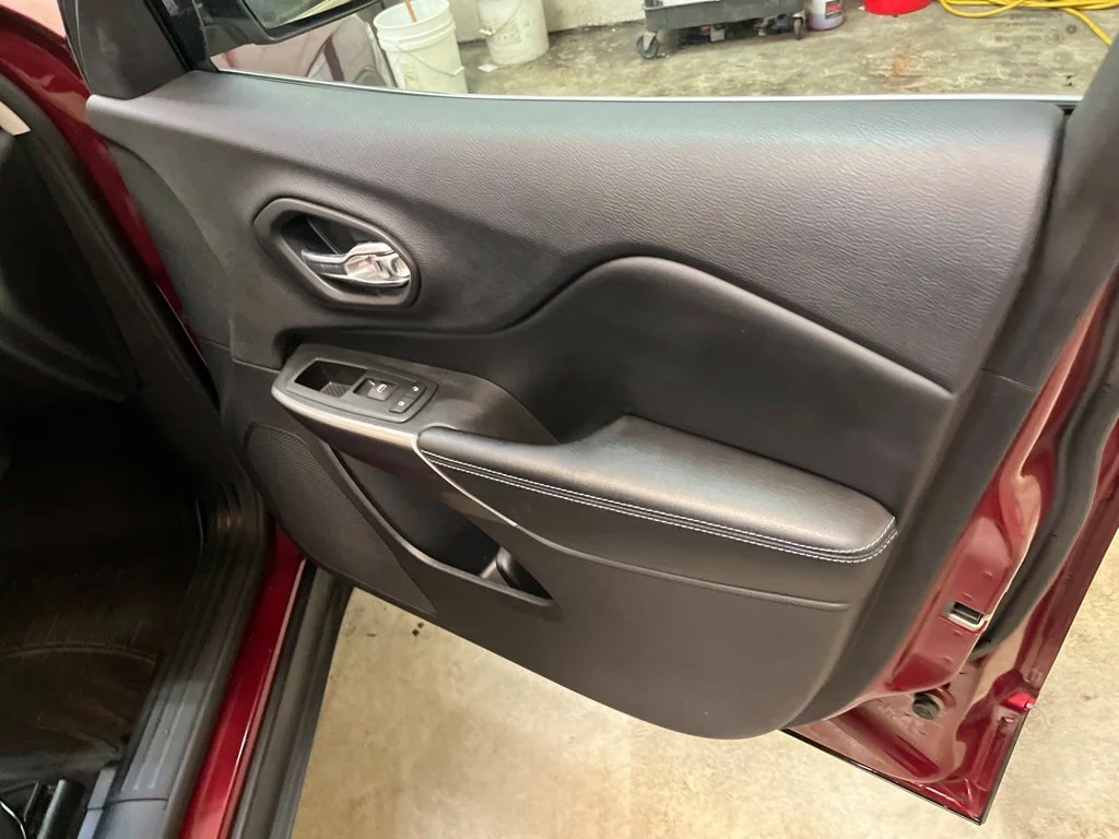 Used 2019 Red Jeep Latitude image 30