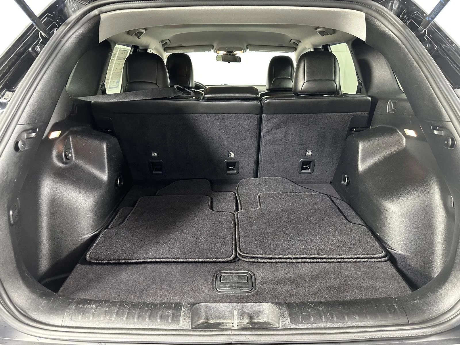 Used 2019 Diamond Black Crystal Pearlcoat Jeep Latitude Plus image 16