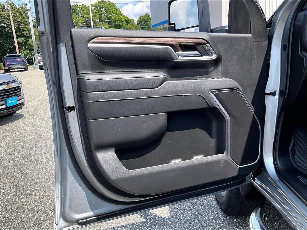 Used 2025 Gray Chevrolet LT image 9