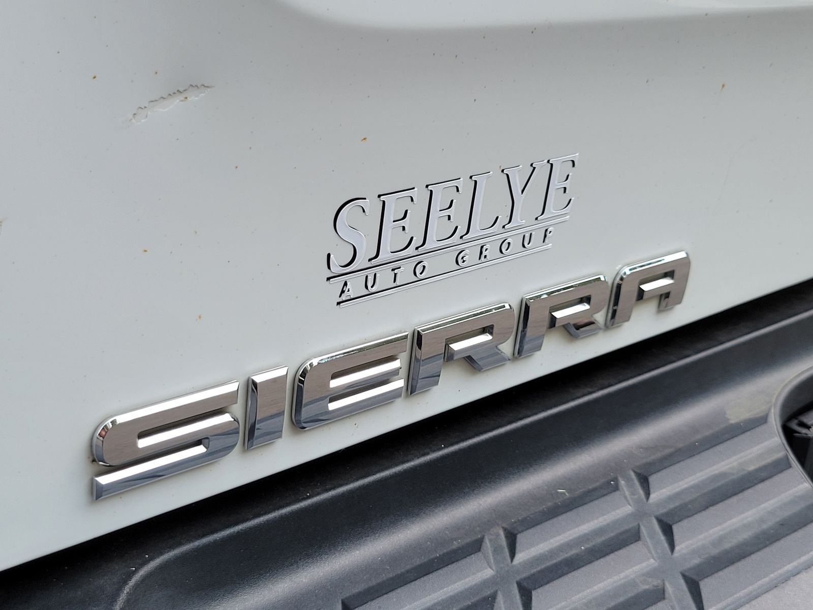 Used 2013 White GMC SLE image 32