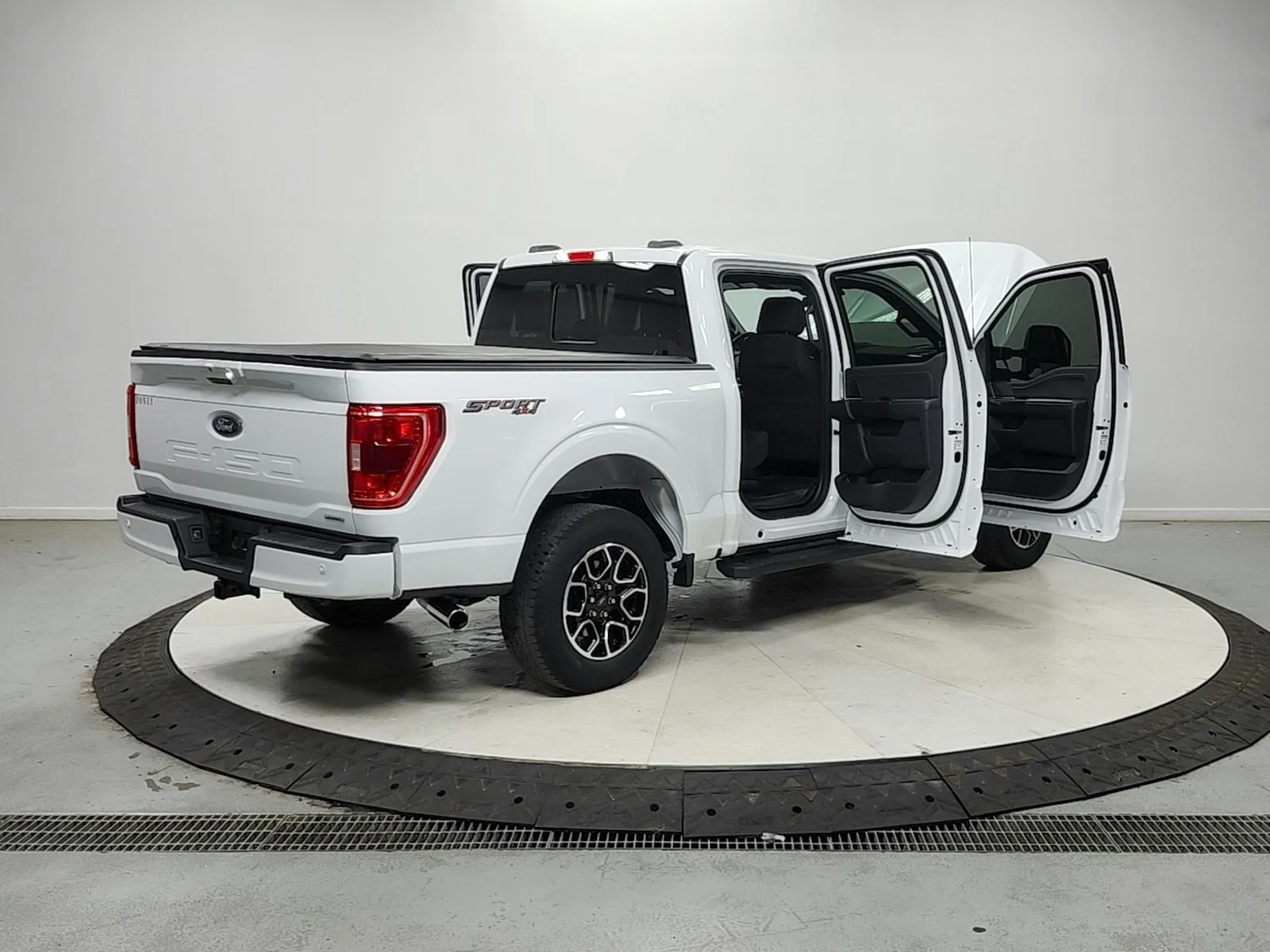 Used 2023 White Ford XLT image 16